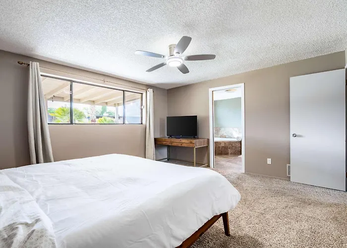 Cozy 3br With Mtn Views & Pool Near Trails *